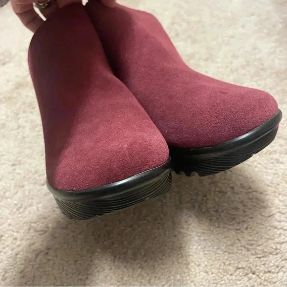 SKECHERS Parallel Ditto Asymmetric Collar Suede Ankle Bootie Burgundy Womens 6 - Picture 3 of 12